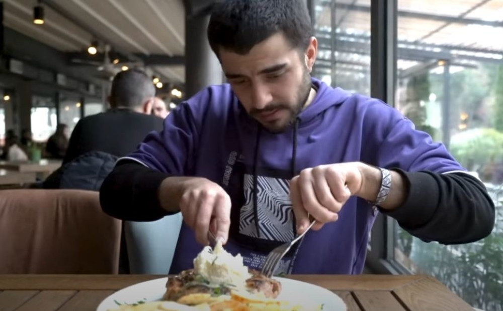 Amerikanca put doveo do Leksovca! Tu je probao čuvenu punjenu pljeskavicu, i desilo se ono o čemu nije ni sanjao!