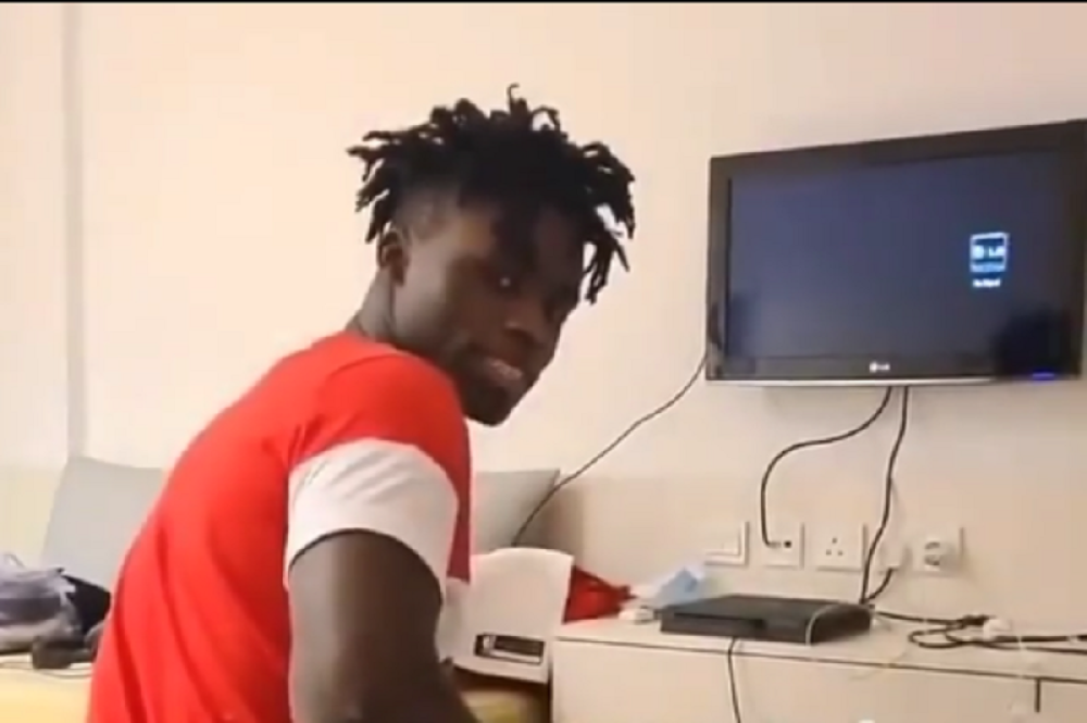 Novi fudbaler Zvezde zapevao poznatu pesmu, a onda opsovao saigrača na srpskom! (VIDEO)