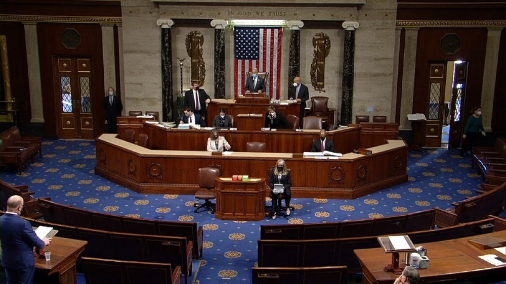 Iz zgrade Kapitola kulja dim