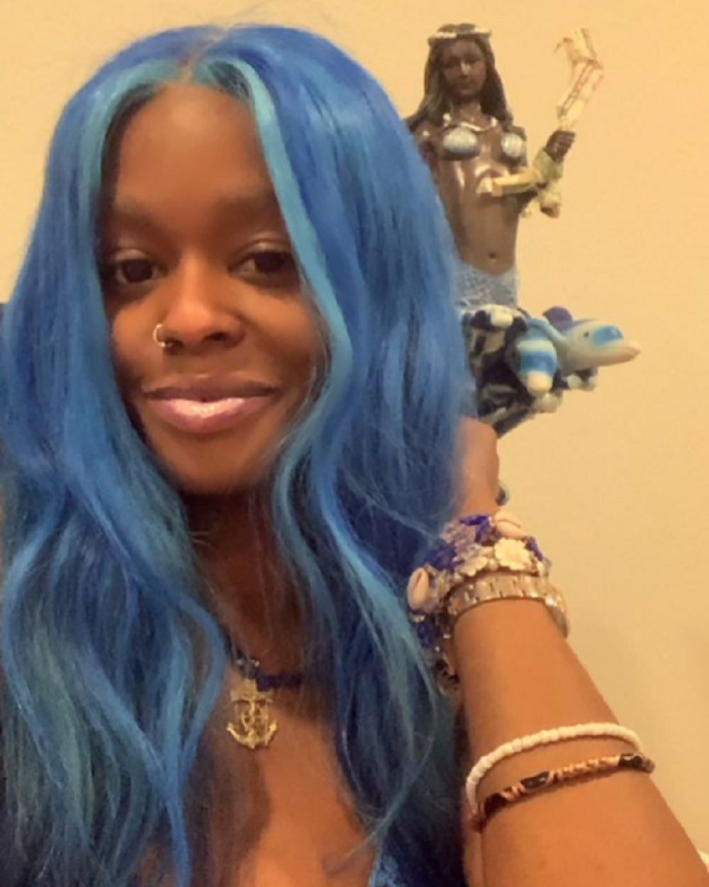 Popularna pevačica iskopala mrtvu mačku i skuvala je u loncu, pa sve to okačila na Instagram! (FOTO)