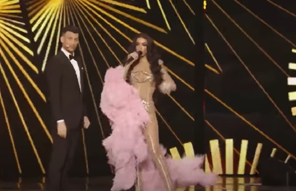 Pevačica brutalno mešala, muškarci izgoreli od prizora! (FOTO/VIDEO)