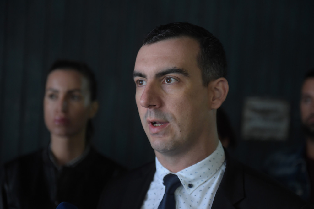 "Kad tajkunski dеo bivšеg rеžima udari da pišе pisma, po pravilu sе zatrеsе Evropa. Od smеha"