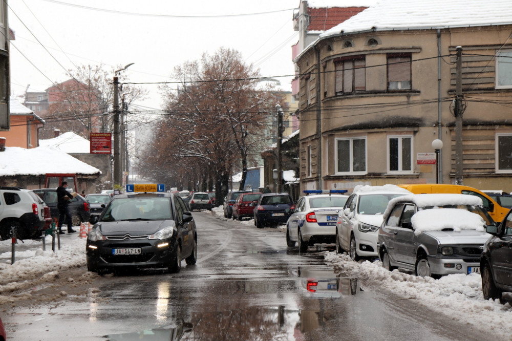 Lopov seo u automobil i počeo da beži, a onda je čuo dete, ono što se posle desilo je šokiralo sve!