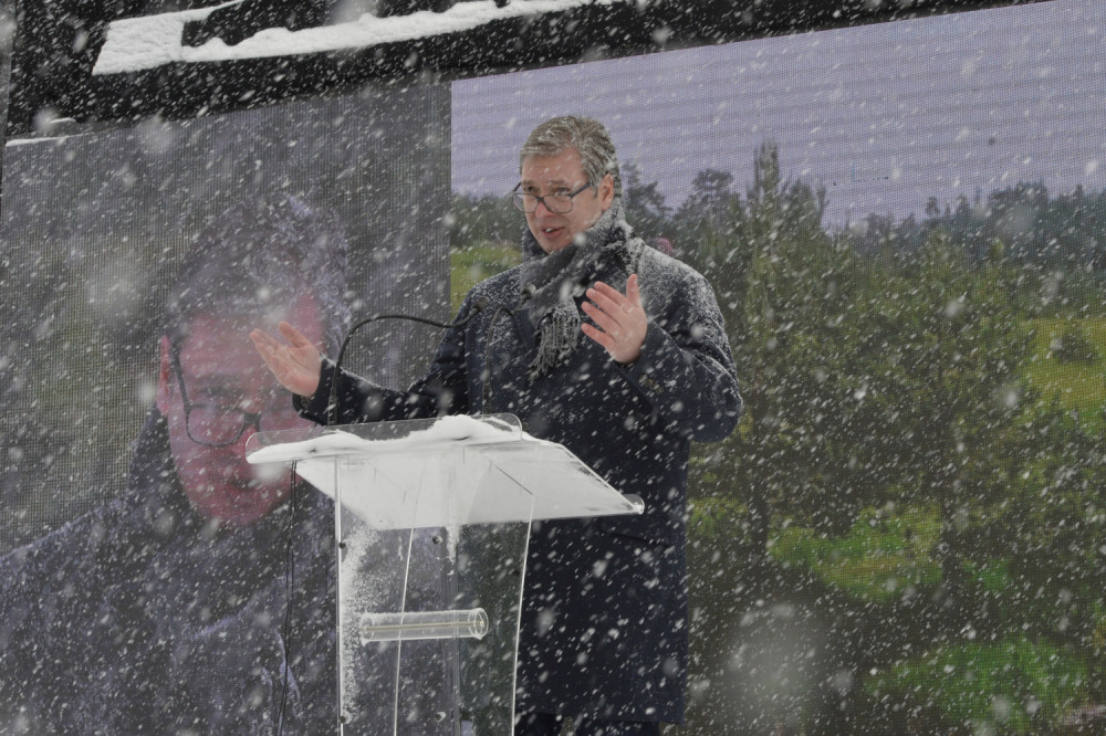 Vučić poručio frilenserima: Porez se mora platiti