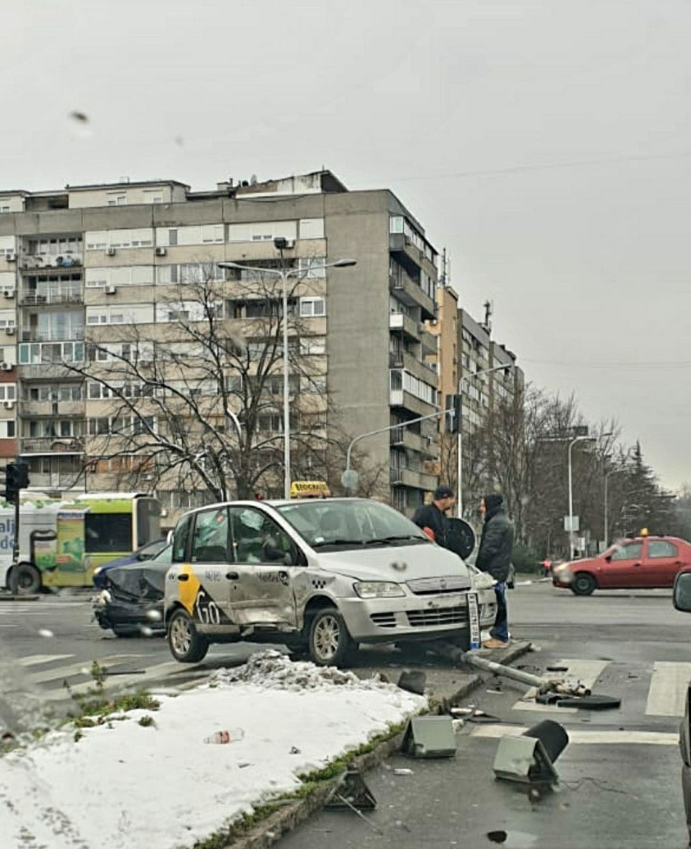 Direktan sudar dva vozila, po ulici letelo staklo i delovi automobila