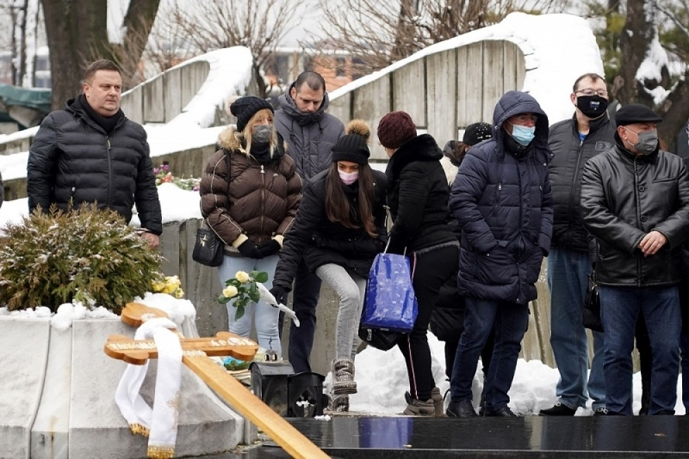 Očigledno je da ne može da prežali Džejovu smrt: Na pomenu se okupili najmiliji, a na licu ovog pevača se vidi sva tuga i žal! (FOTO/VIDEO)