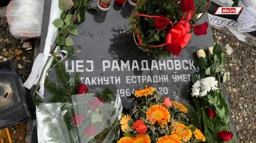 Evo šta je ostavljeno na grobu muzičke legende posle 40 dana (FOTO/VIDEO)