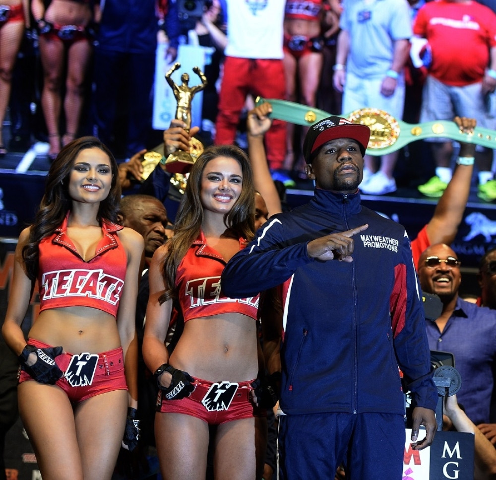 Težak je 915 miliona, a sada je u vezi sa jednom od najpoznatijih striptizeta Las Vegasa (FOTO, VIDEO)