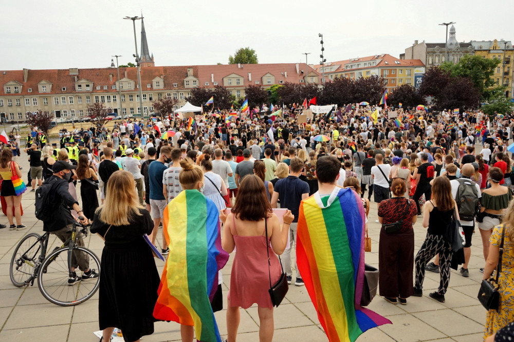 Tri žene će odgovarati pred sudom zbog stavljanja LGBT simbola na najsvetiju ikonu!