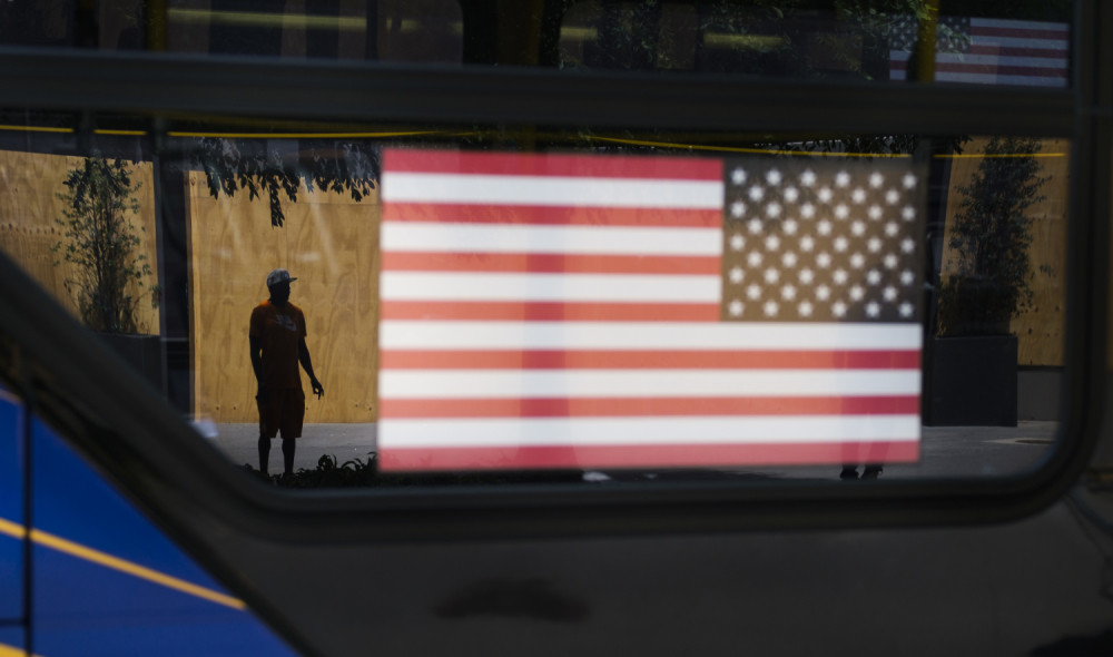 Autobus sleteo sa nadvožnjaka i ostao da visi, ljudi povređeni  (VIDEO)