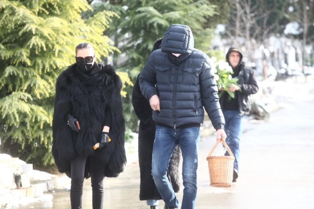 Ceca u pratnji sina Veljka i ćerke Anastasije došla na Arkanovu godišnjicu (FOTO/VIDEO)