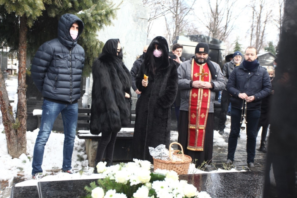Ceca sa decom stigla na pomen Arkanu, zapalili sveće, a Veljko odmah uradio ono što se mora! (FOTO/VIDEO)