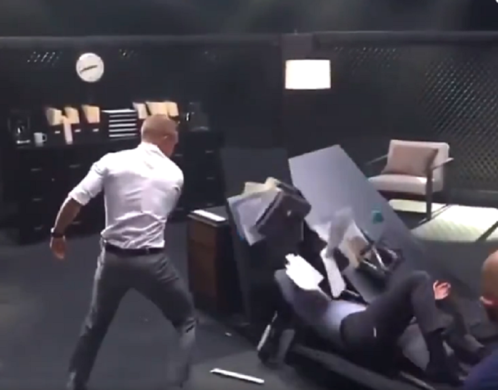 Nekadašnji UFC šampion silovito bacio svog kolegu preko stola! (VIDEO)