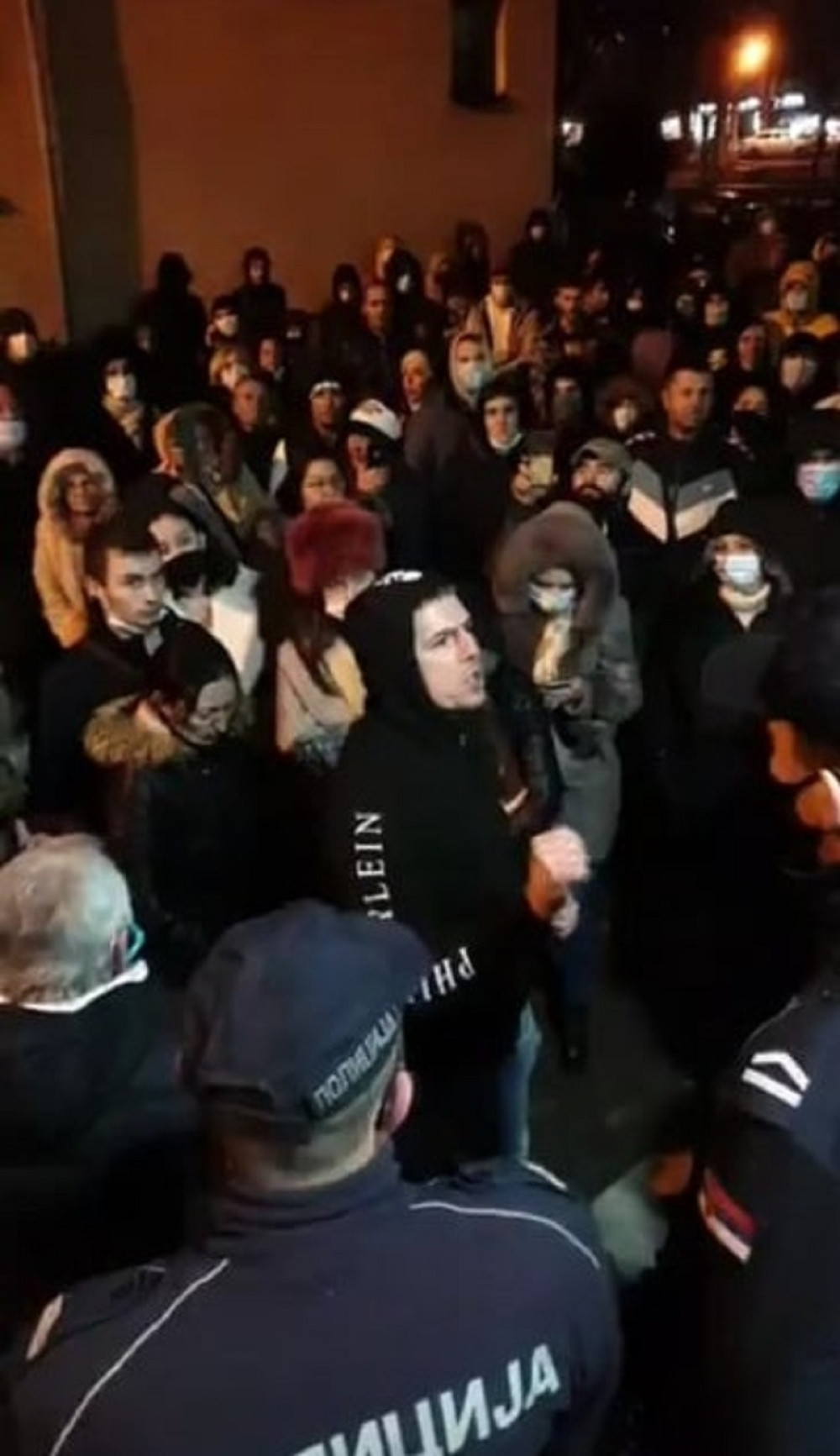 Najglasniji na skupu opozicije u Nišu bio čovek koji je kolima počinio teško krivično delo!