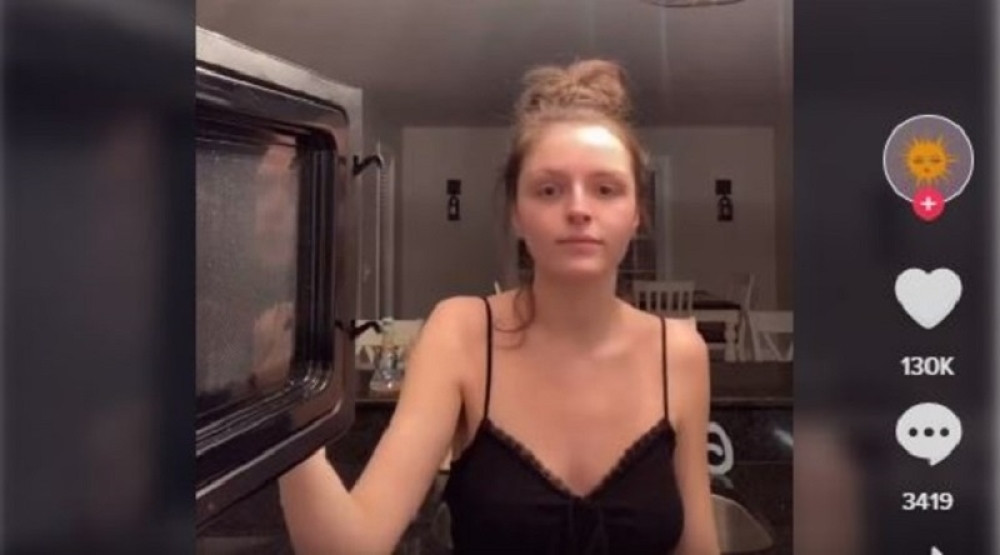 Ela stavila mobilni u mikrotalasnu i uključila je, postala hit na TikToku, milioni gledaju u čemu je fora