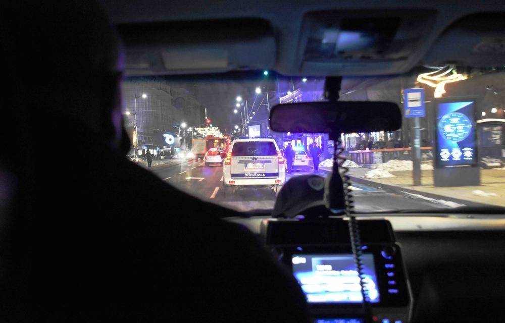 Policijska akcija kasno sinoć u Beogradu! Pogledajte kako Intervetna hapsi i pretresa! Prisustvovao i ministar Vulin