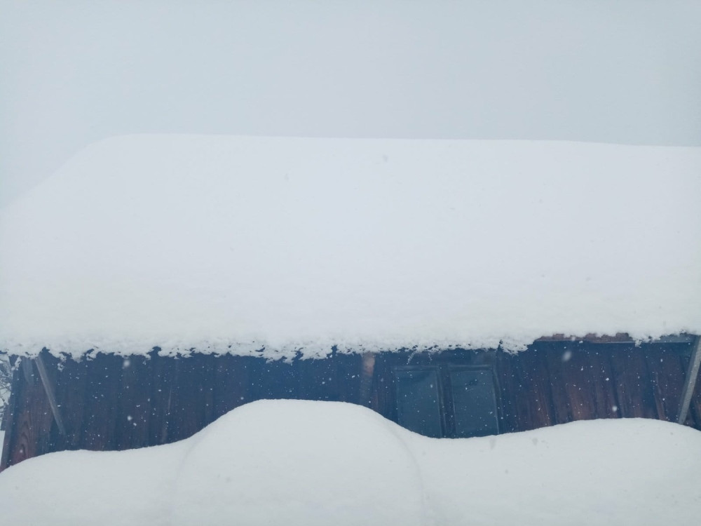 U pribojskom selu Krnjača i dalje 60 centimetara snega, prilazni putevi potpuno zavejani