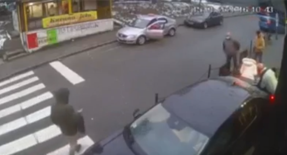 Automobil u velikoj brzini pokosio ljude na trotoaru, očevici čuli vriske i jauke (VIDEO)