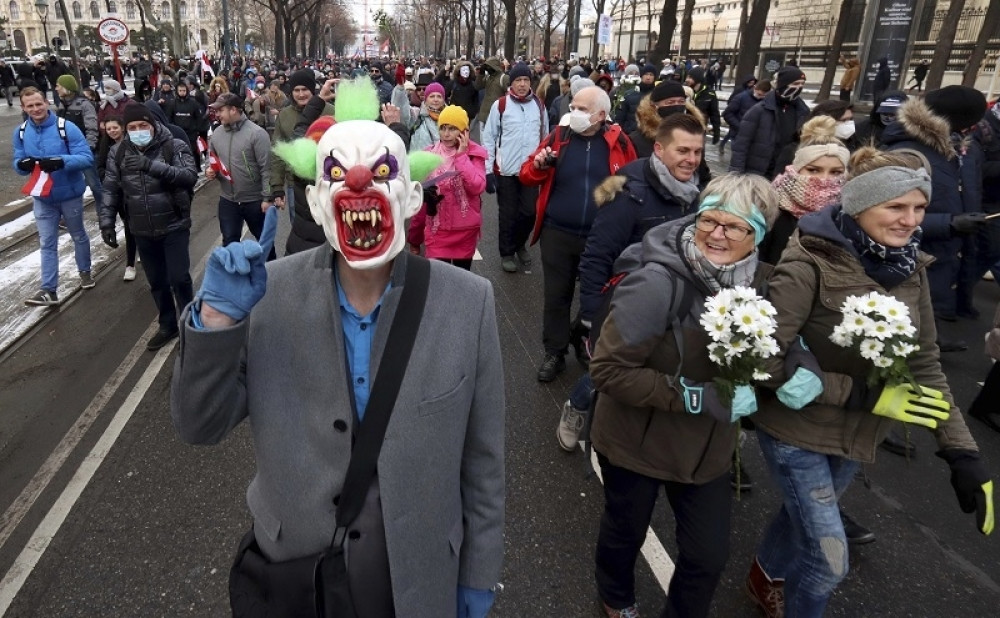 Veliki protest anti-koronaša u Beču, među njima neonacisti, kršili sve mere