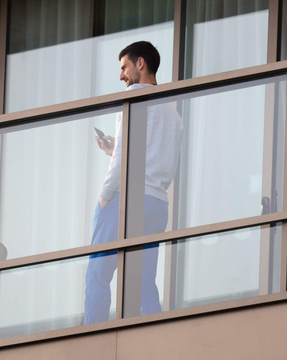 Novak pozdravio navijače sa balkona, pa zavapio: Molim vas, oslobodite nas! (VIDEO)