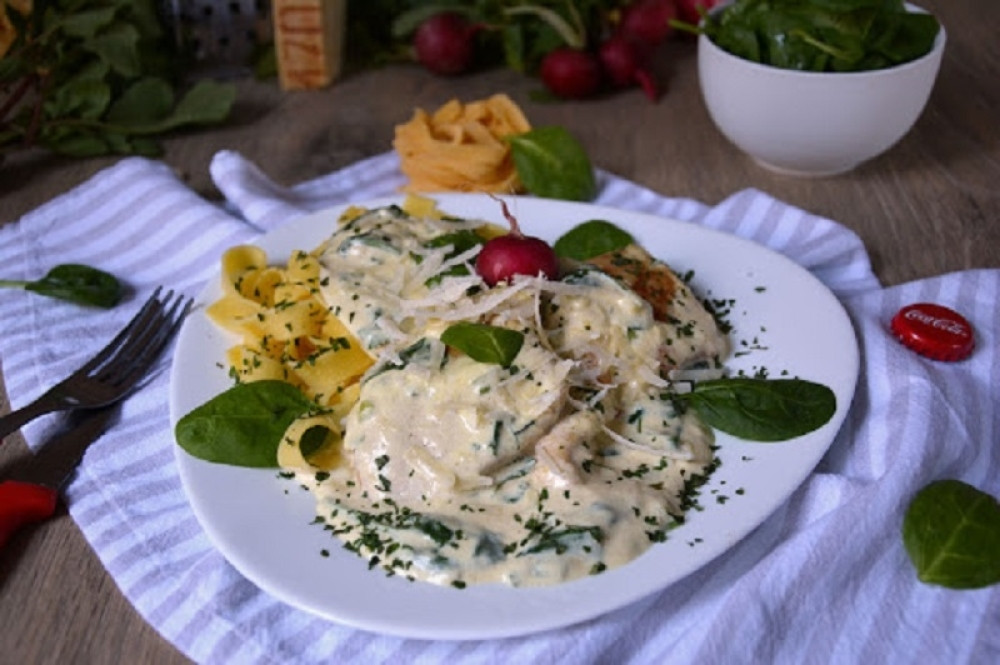 Špagete u kremastom sosu sa spanaćem i piletinom, čarolija na vašem stolu!