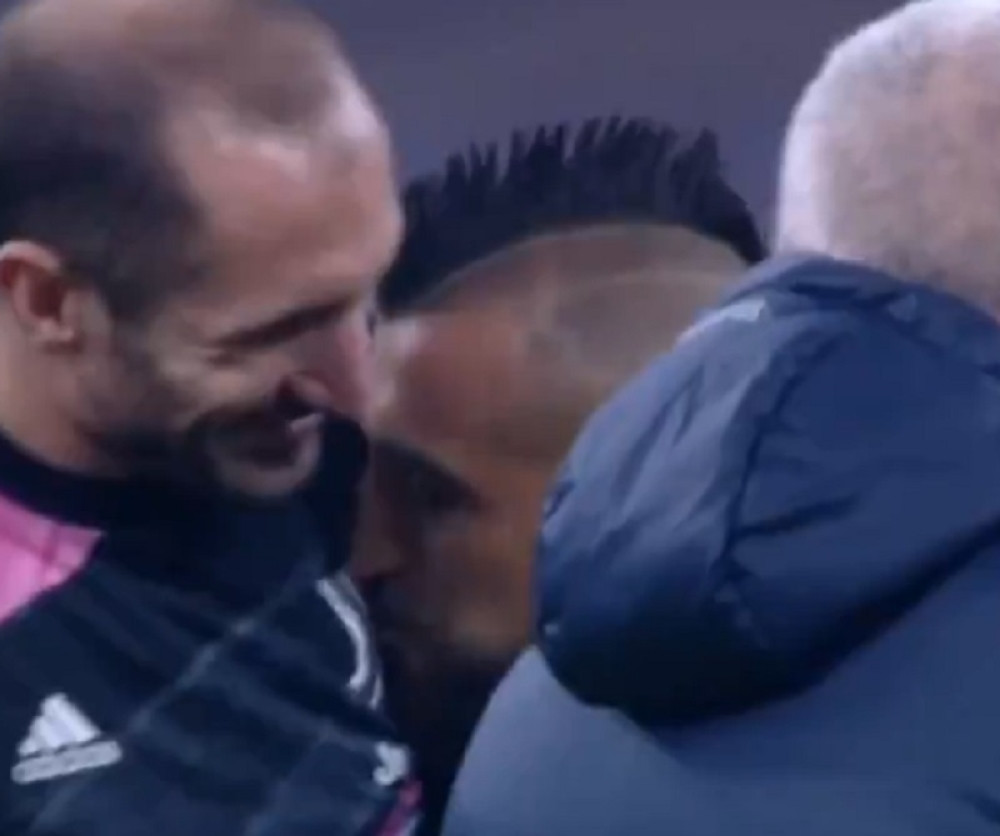 Vidal tvrdi da je slučajno poljubio grb Juventusa!