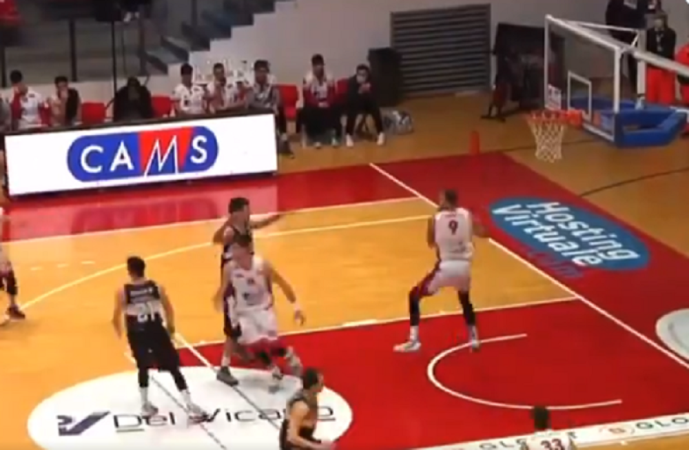 Šutnuo iz svog reketa preko ruke uz zvuk sirene i napravio čudo! (VIDEO)