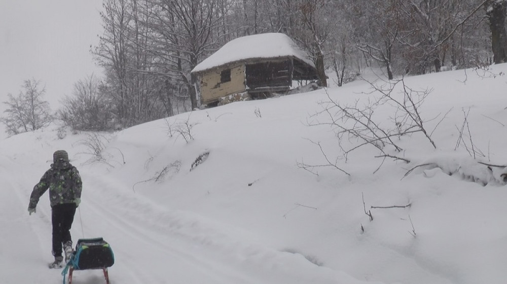 Sneg je visok do 80 centimetara, do starih i bolesnih se ne može doći