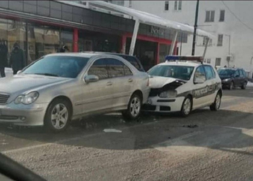Policajac se patrolnim vozilom zabio u Mercedes