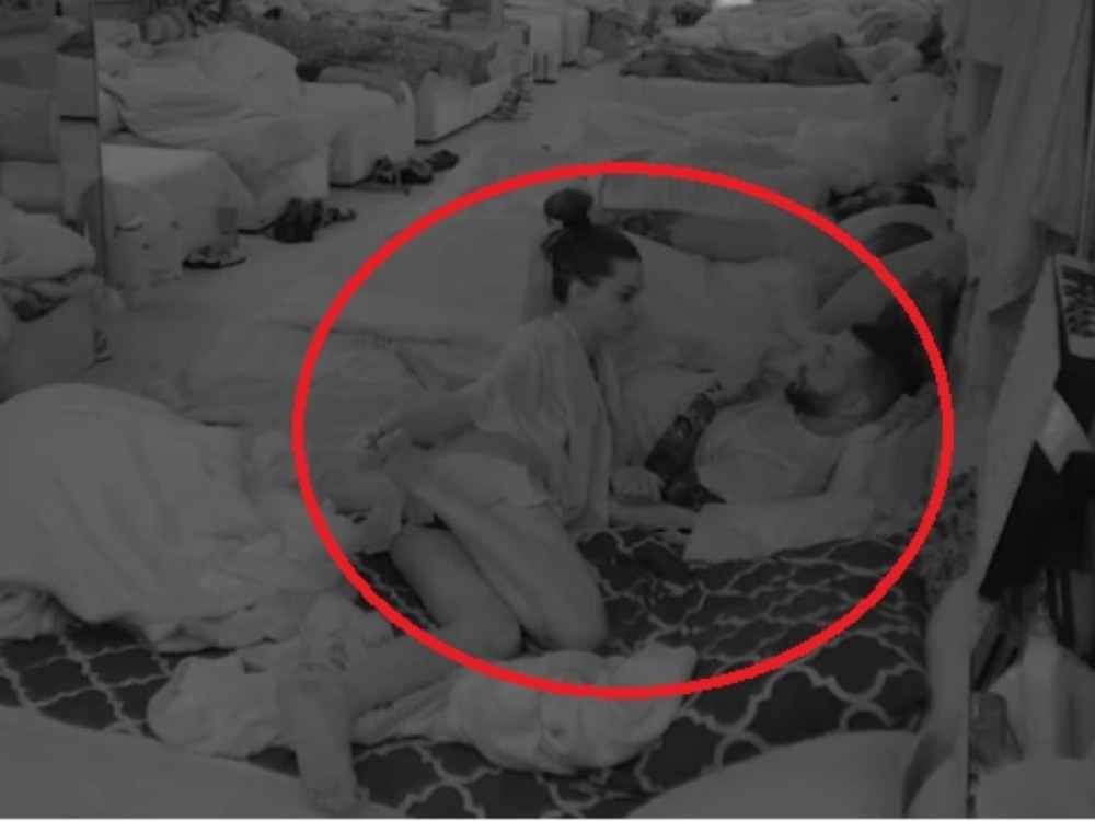 Tara se skinula u providnu spavaćiću, pa legla preko Ša i počela da ga izluđuje! (FOTO/VIDEO)