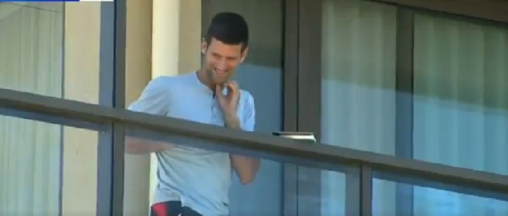 Đoković čitao knjigu na terasi, a onda su klinci počeli da igraju tenis... (VIDEO)