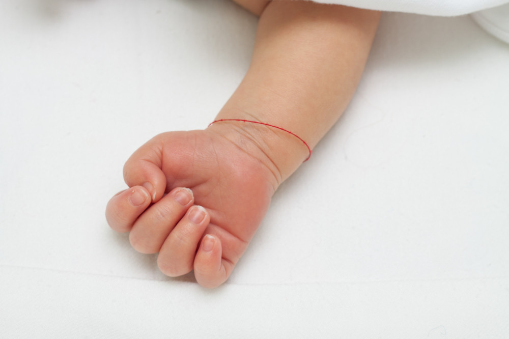 Šta simbolizuje cepanje košulje i zašto se stavlja crven konac bebi oko ruke?