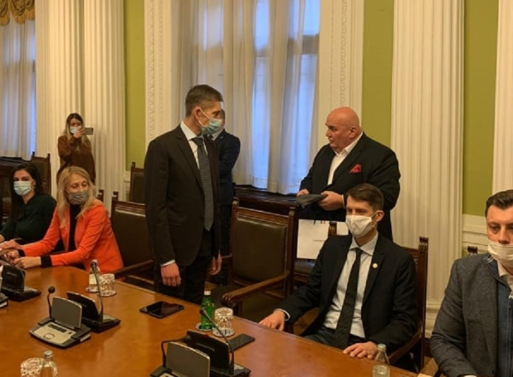 Palma poklonio kapu Vučiću, pa opoziciji poslao snažnu poruku! (FOTO)