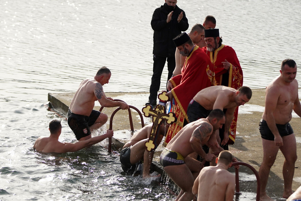 Zbog plivanja za časni krst proganjaju sveštenike