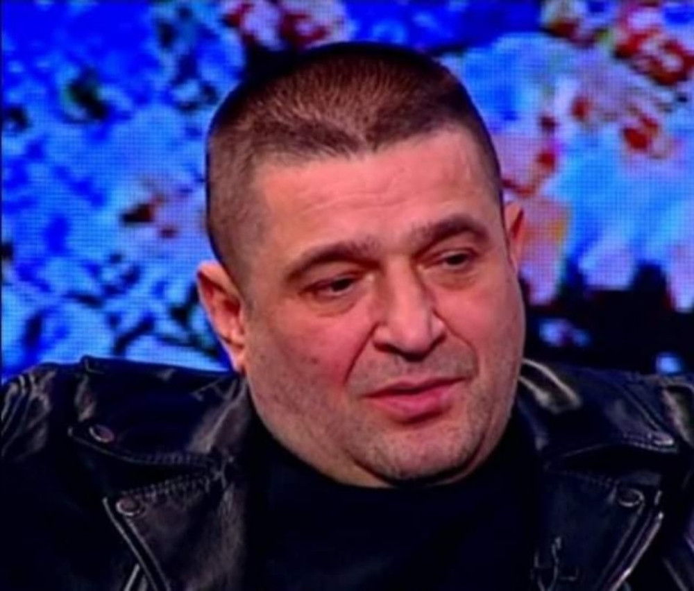 Baja Mali Knindža uživo pevao u emisiji, a onda je telefon zazvonio, posle onog što je čuo bio je na ivici suza! (VIDEO)