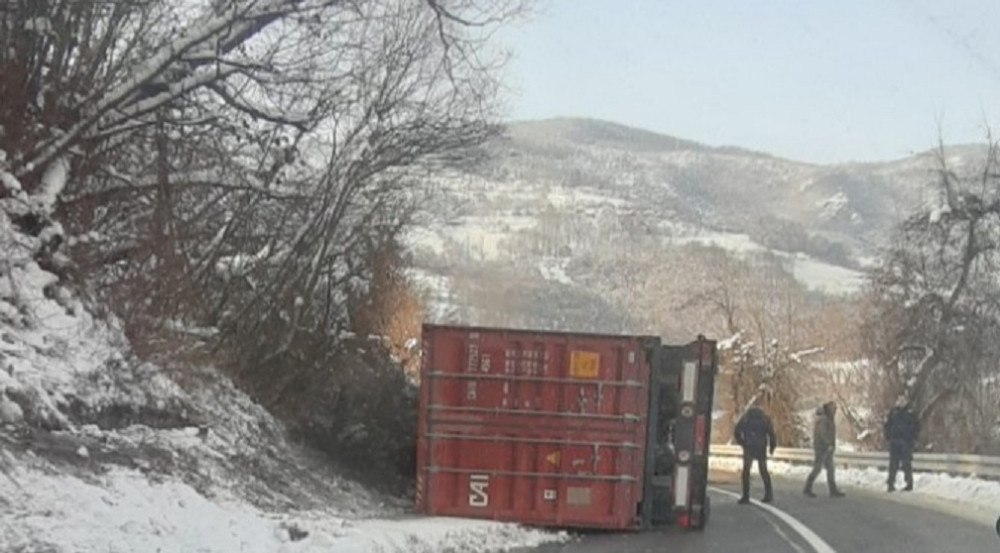Teretno vozilo završilo pored puta, uviđaj u toku (FOTO)
