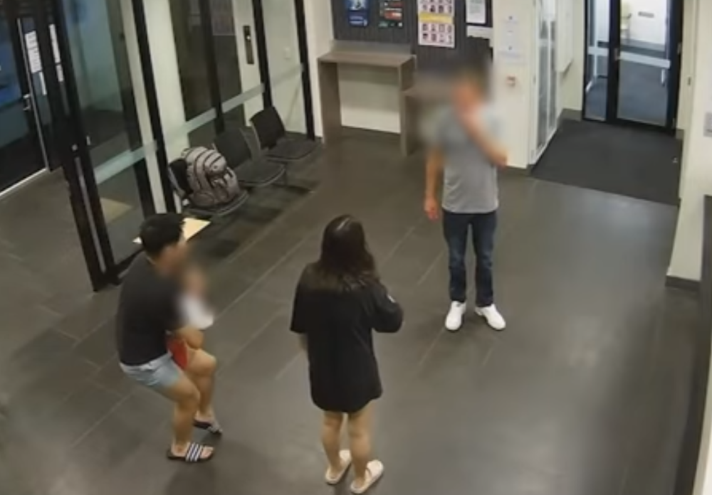 Gušila se dok su roditelji bili izbezumljeni, a onda je policajac napravio potez koji bi svaki roditelj trebalo da zna (VIDEO)