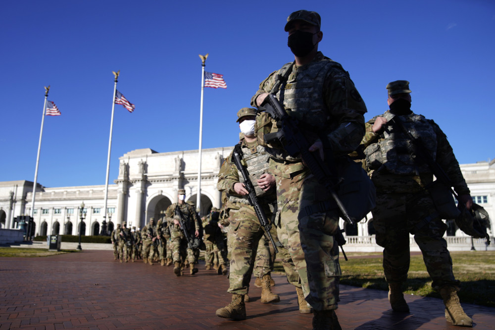 Zatvorene ulice, postavljene ograde od bodljikave žice, hiljade vojnika na ulicama (VIDEO)