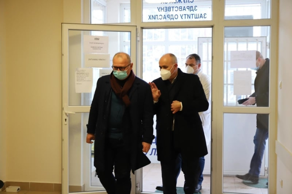 Vesić primio vakcinu: Poziv svim građanima da se prijave