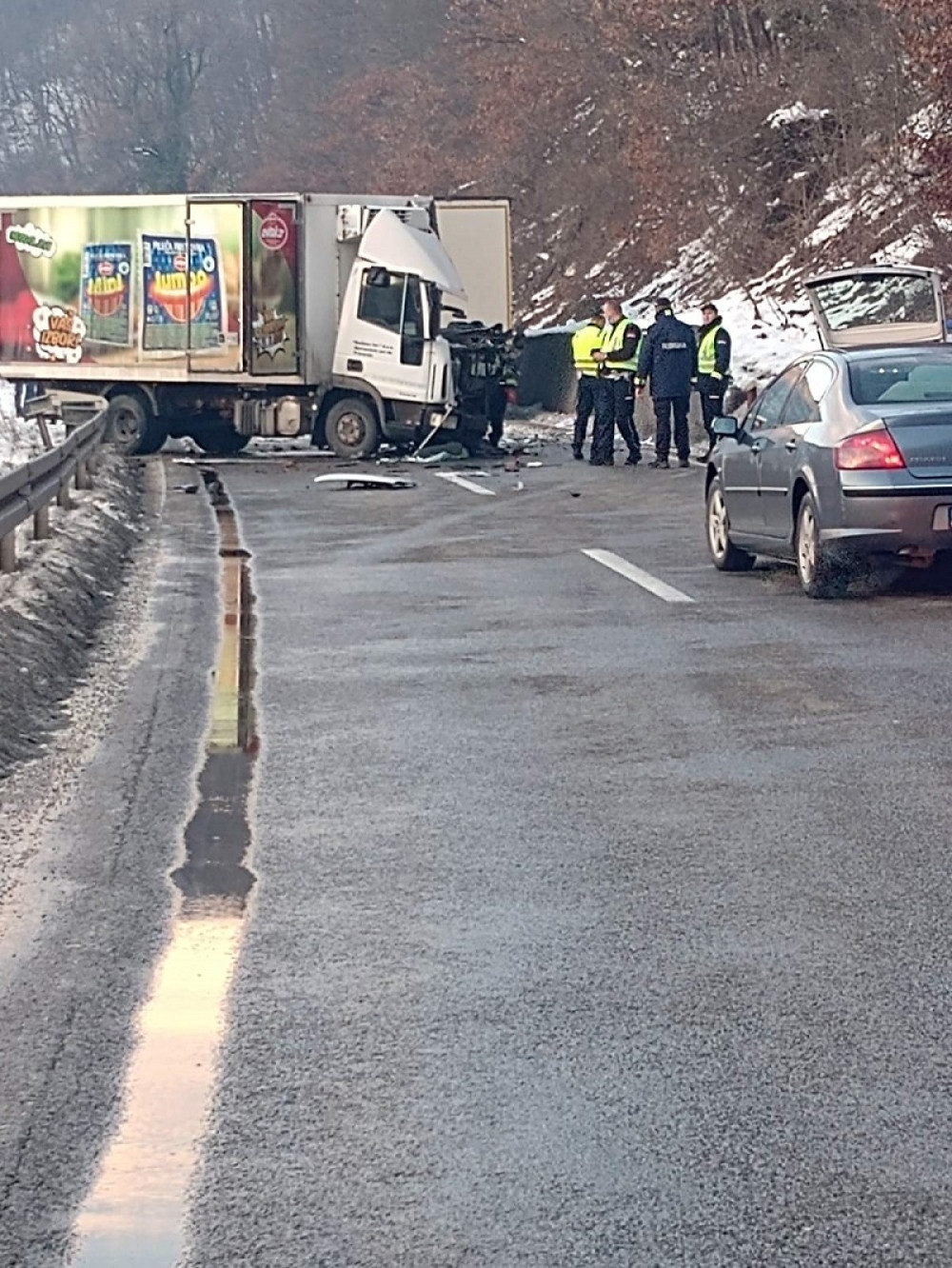Vatrogasci sekli kamion da izvuku povrđene, mladić prebačen u prijepoljsku bolnicu (FOTO)