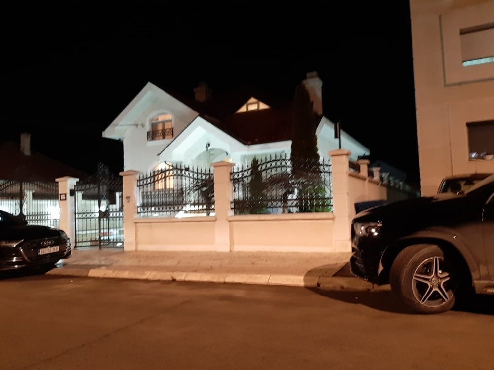 Evo šta se dešava ispred kuće Srđana Kneževića posle pljačke (EKSKLUZIVNI SNIMCI)