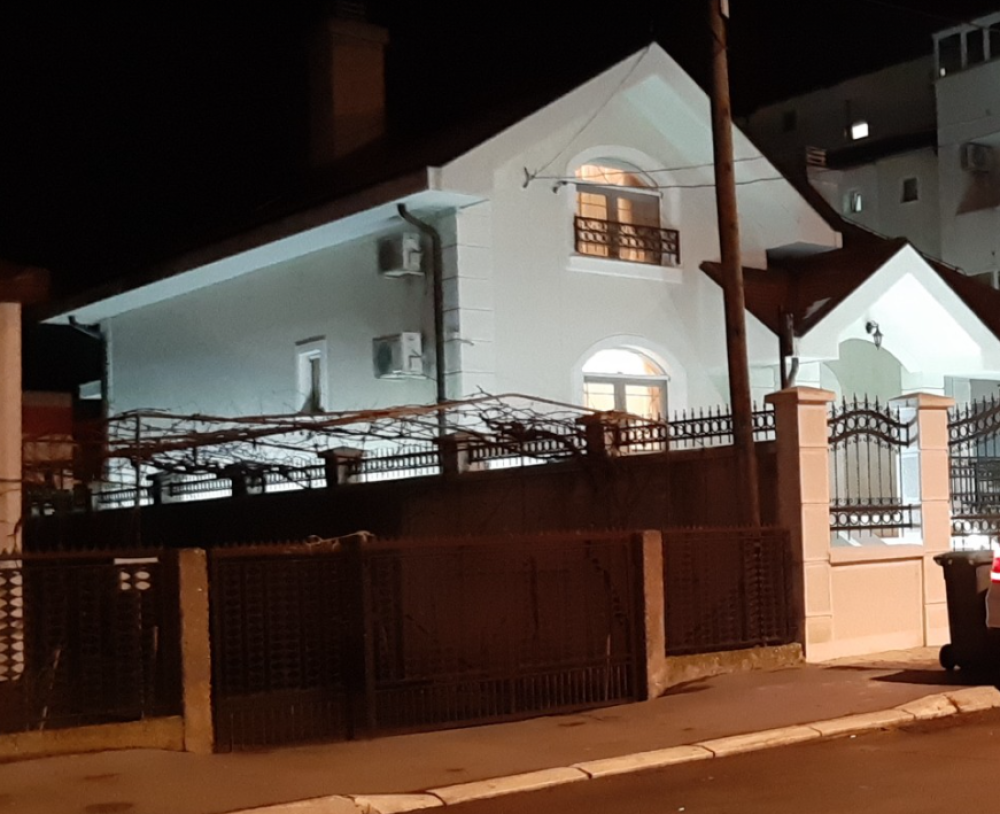 Ovo je kuća vlasnika Knez petrola u Batajnici koju su razbojnici tipovali! Srđan Knežević ne može da dođe sebi od šoka! (FOTO)