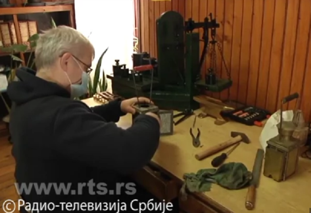 Saša je šef železničke stanice u Srbiji: Dočekuje i ispraća svega tri voza dnevno, zbog čega je odlučio da otvori radionicu "za podmlađivanje"