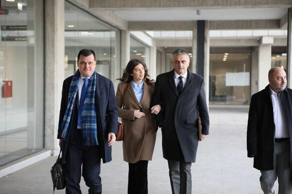 Iva Ilinčić stegla oca za ruku, a u pratnji advokata došla da iznese svoju bolnu istinu! (FOTO/VIDEO)