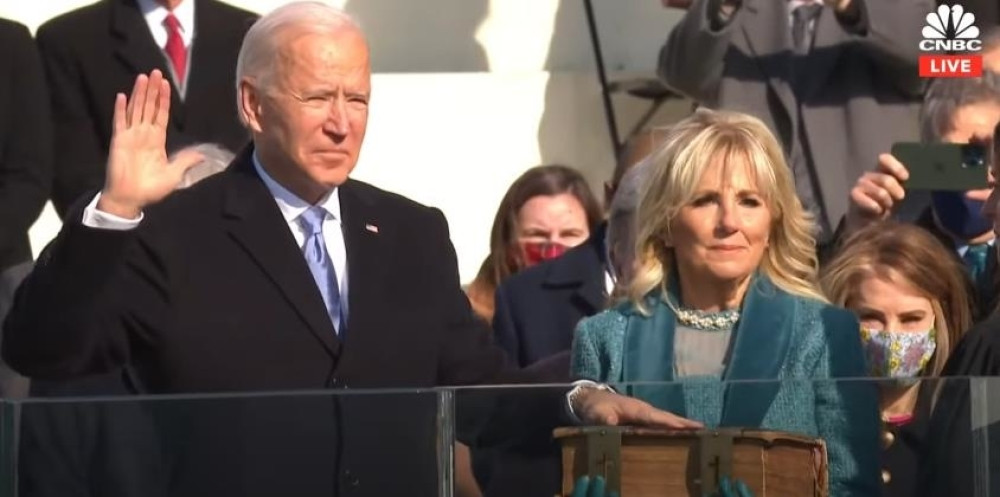 Priča se o ogromnoj Bibliji nad kojom se Bajden zakleo, evo zašto ju je odabrao!