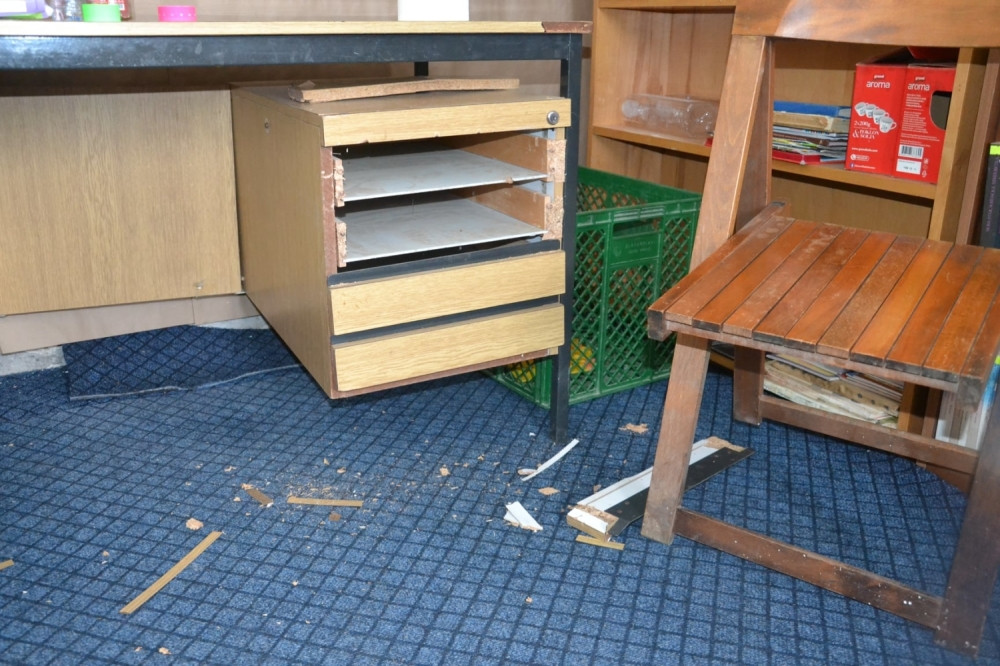 Provalnici upali u seosku biblioteku, odneli 200 grama kafe i pet knjiga (FOTO)