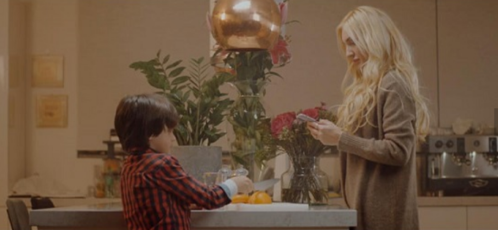 Sonja Kocić snimila pesmu u kojoj se mnogi pronalaze: U novom spotu se pojavio i naš poznati glumac! (VIDEO)