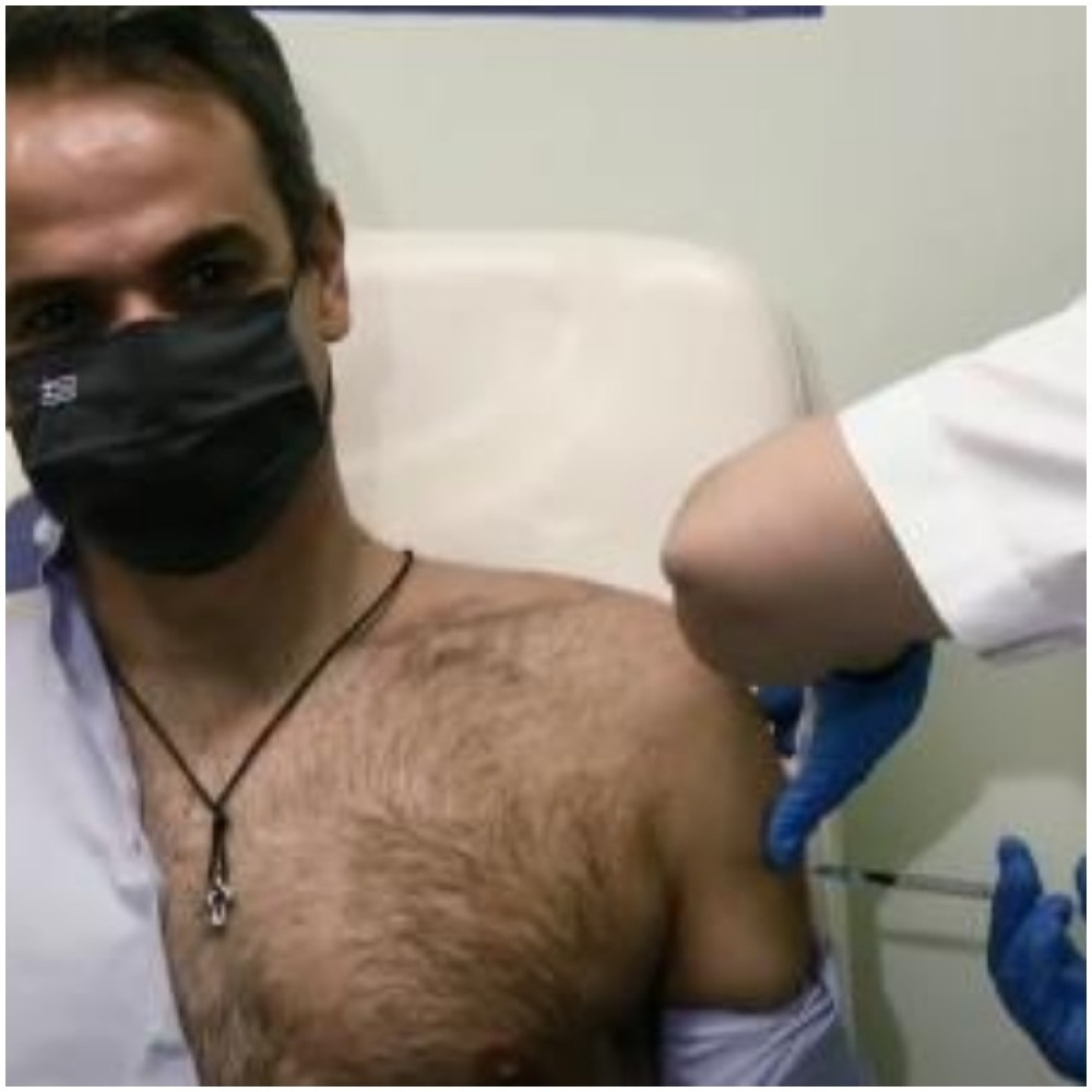 Grčki premijer primao vakcinu, a nakon što se skinuo usledila je lavina komentara - žene načisto "odlepile"!