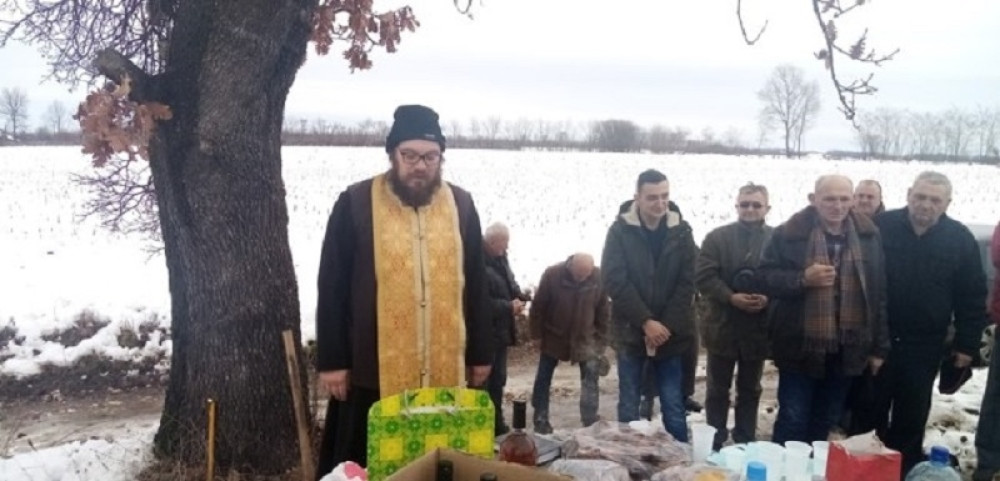 Predrag svoj imendan obeležava na njivi, uz svešetnika i pored svetog drveta (FOTO)