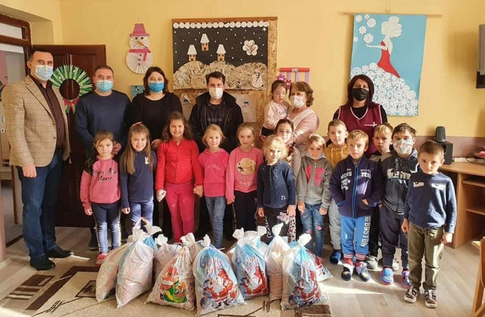 Mladi pesnik poklonio paketiće deci na Kosovu i Metohiji